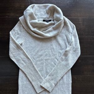 Saks Fifth Avenue 100% Cashmere Sweater Size Small Mint Condition